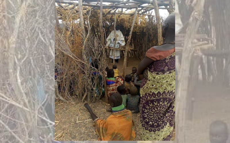 Padre celebra missa em um casebre na África e foto viraliza