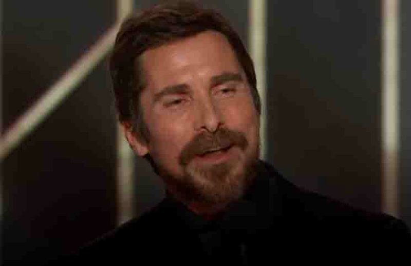 Christian Bale agradece a Satanás por Globo de Ouro e sacerdote reage