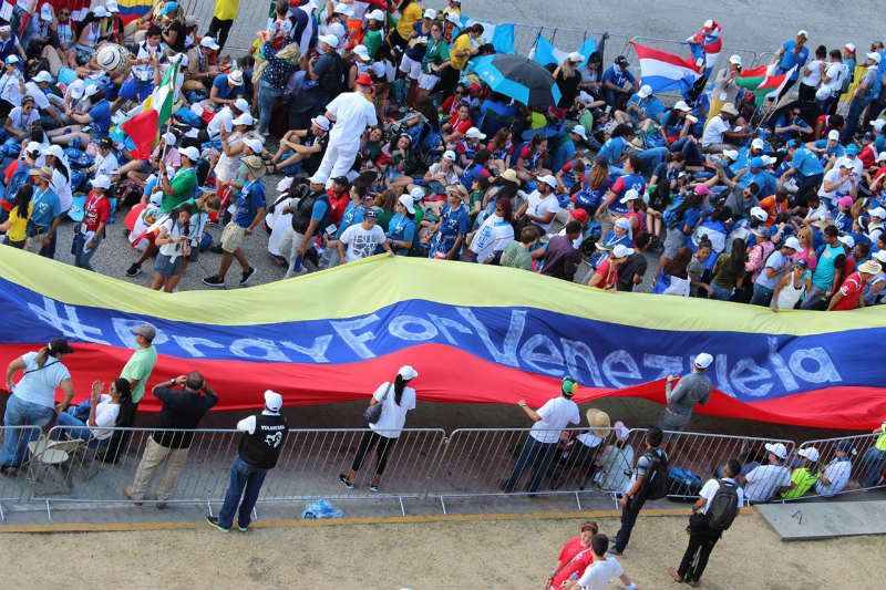 Jovens rezam pela libertação da Venezuela durante JMJ