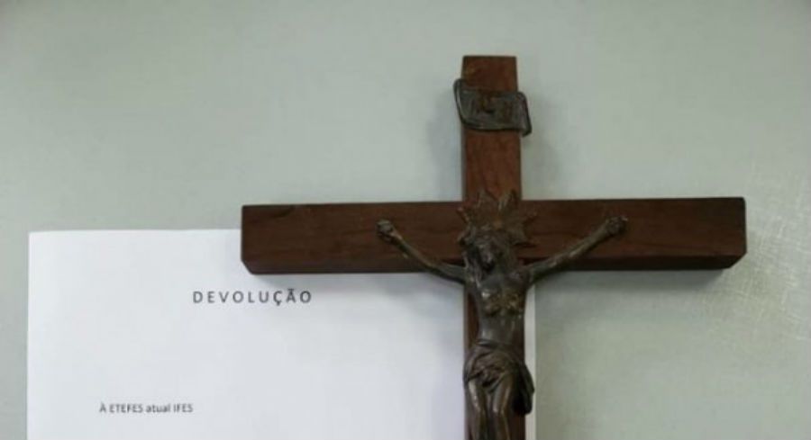 Depois de 50 anos, ex-aluno devolve crucifixo que furtou na escola