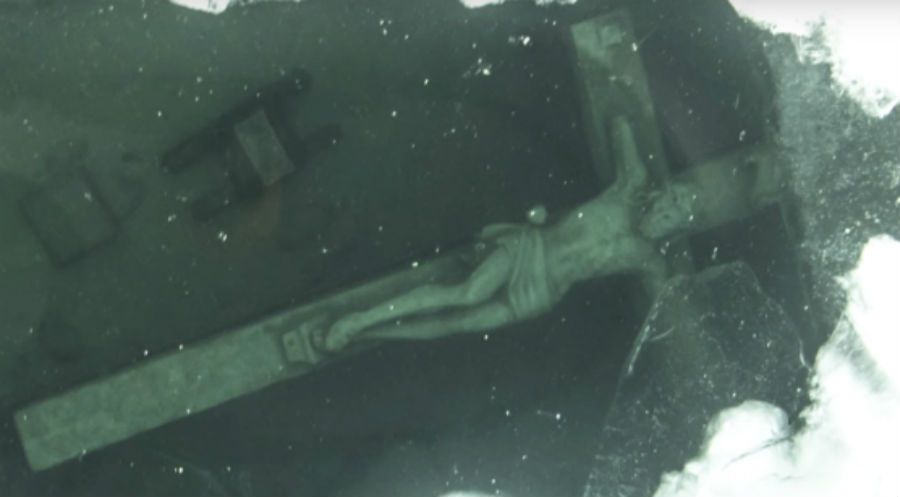A estranha história do crucifixo debaixo do gelo que atrai milhares de peregrinos