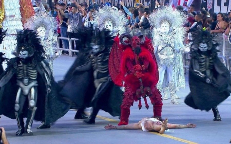 Satanás "vence" Jesus em desfile da escola de samba Gaviões da Fiel