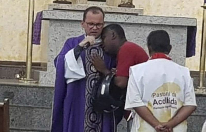 Homem desiste de suícidio depois de ouvir a parábola do filho pródigo e receber abraço do padre