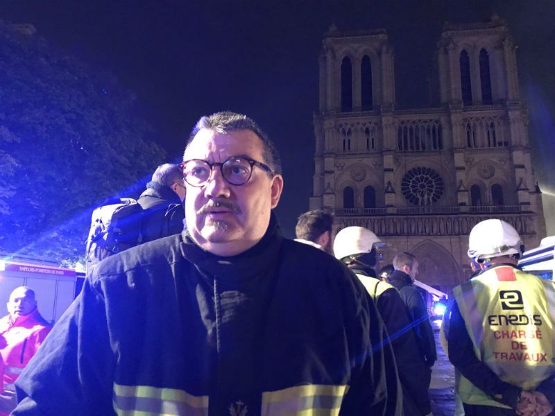 Padre entra na Catedral de Notre Dame em chamas e salva Santíssimo e relíquias