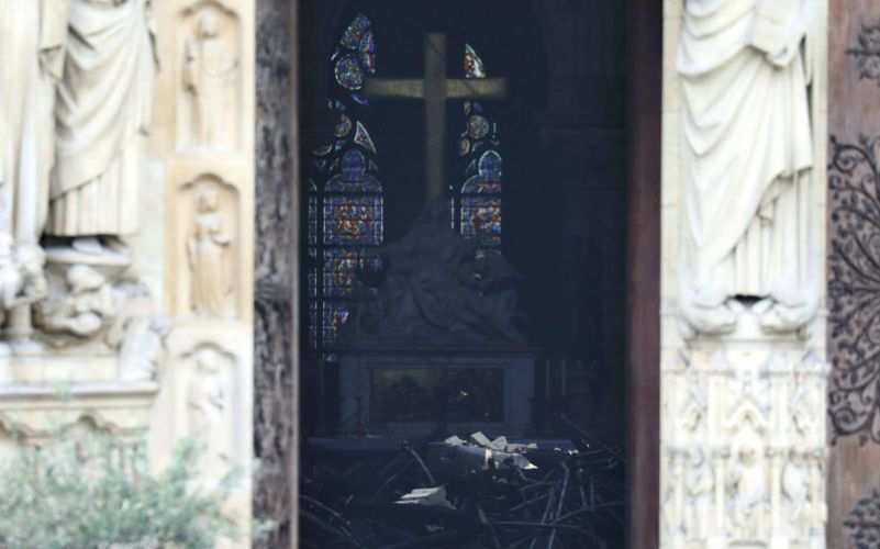 Vitrais da Catedral de Notre Dame resistem ao incêndio