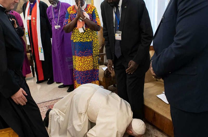 Papa Francisco beijou os pés de líderes do Sudão do Sul pedindo paz