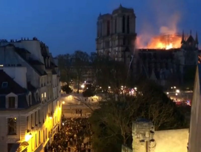 A comovente reação dos católicos diante do incêndio na Catedral de Notre Dame