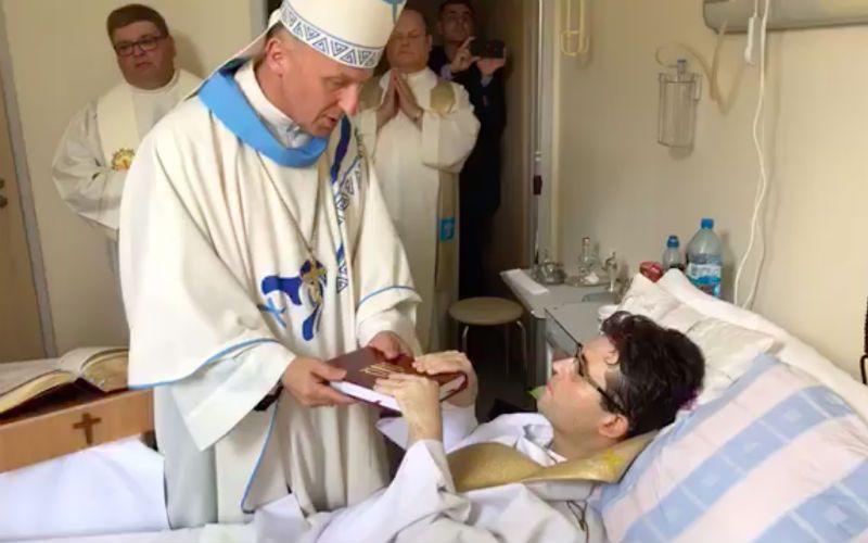 Seminarista com câncer terminal é ordenado sacerdote na cama do hospital