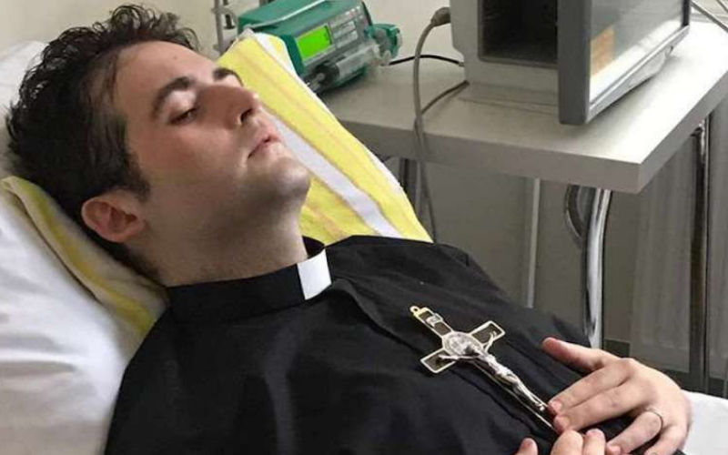 Faleceu o padre polonês ordenado na cama do hospital