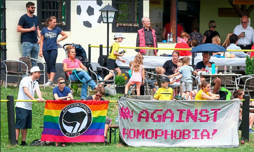 Ativistas LGBT e pró-aborto constrangem seleção feminina de futebol do Vaticano