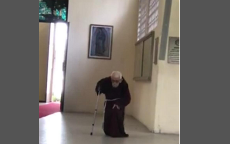 Frei de 98 anos dá incrível testemunho de piedade diante do Santíssimo