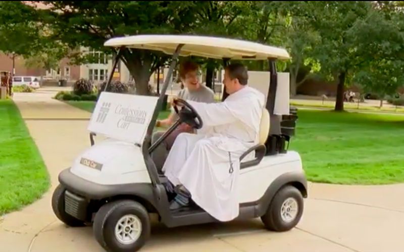 Padre atende confissão em carrinho de golfe em Universidade: "Vamos ao encontro das pessoas"