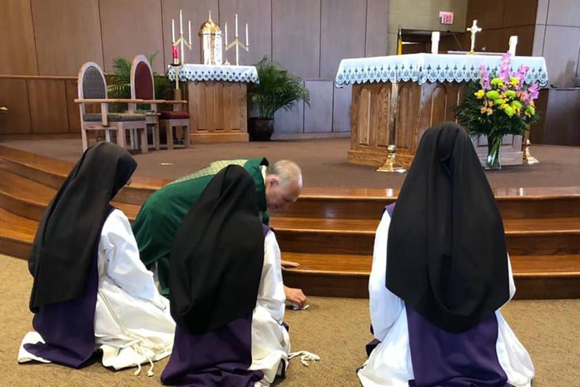 Reação de monjas diante de vinho consagrado derramado na Missa viraliza