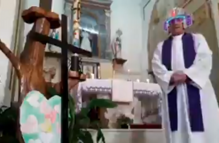 Padre italiano tenta transmitir a missa ao vivo e… algo inesperado acontece!