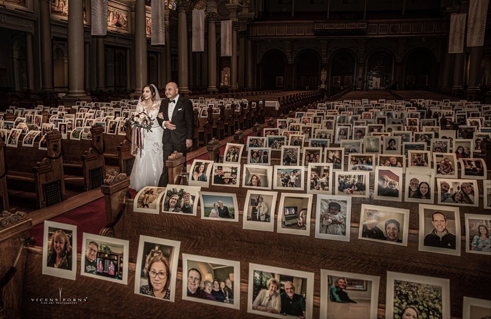 Um casamento com fotos de amigos e parentes: o mais importante é o sacramento