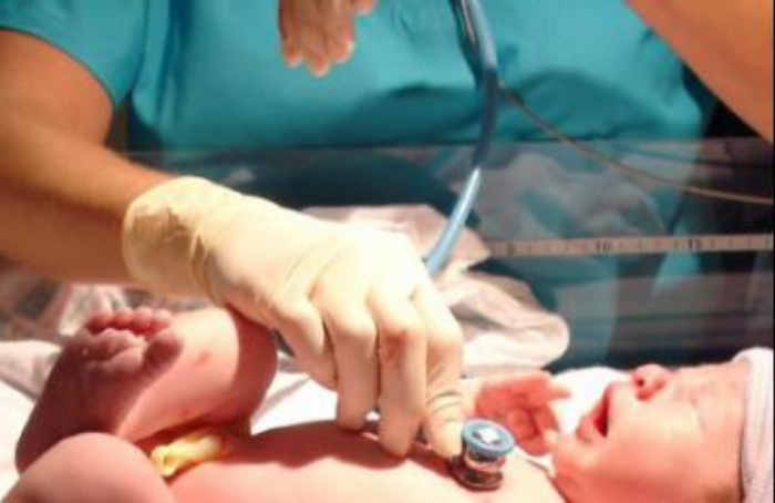 Enfermeira católica realiza batismos de emergência em bebês com perigo de morte