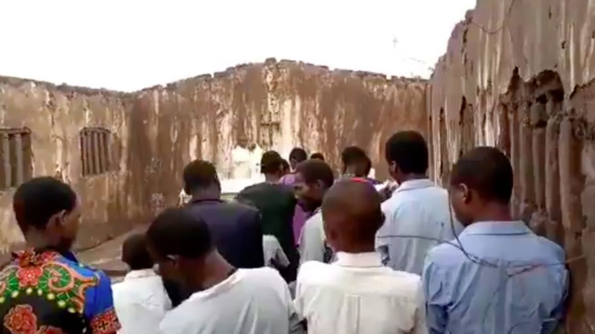 [Vídeo] Mesmo sem teto, igreja na África reúne fiéis para cantar e celebrar a Missa!