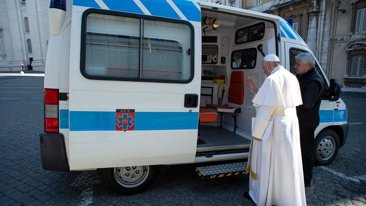 Papa Francisco doa uma ambulância para os pobres