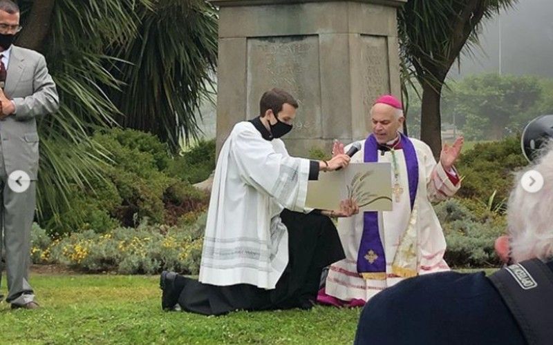 Arcebispo da Califórnia faz exorcismo onde estátua de santo foi arrancada por vândalos