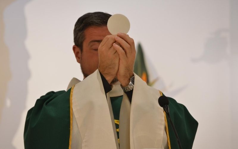 Brasil tem mais de 300 padres com Covid-19; 21 morreram