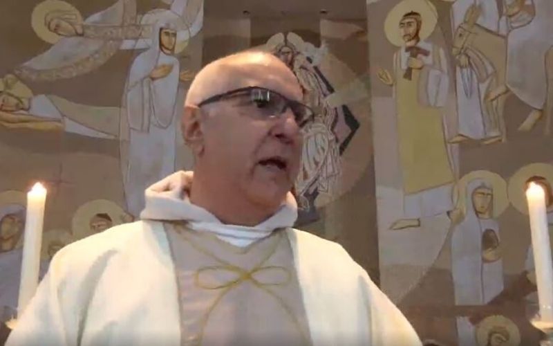 [Vídeo] Igreja é assaltada durante a missa e padre pede ajuda pela transmissão online