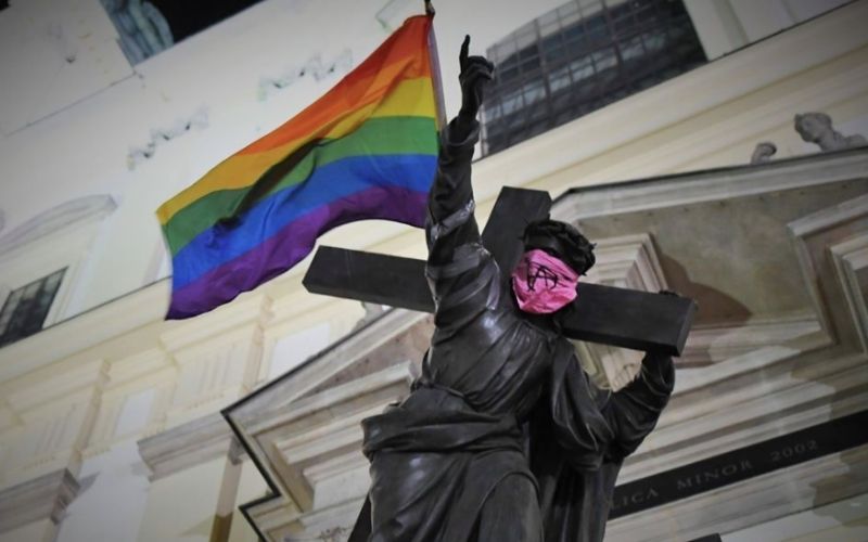 Monumento de Jesus é profanado por bandeira LGBT e símbolo anarquista na Polônia