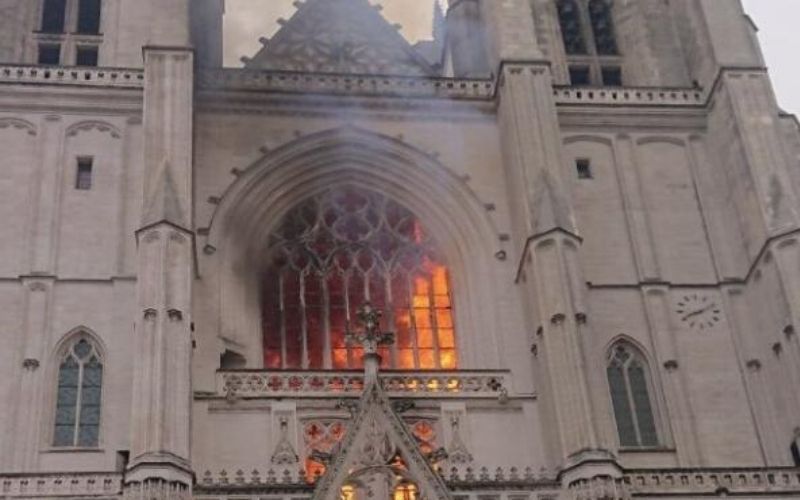 Incêndio atinge Catedral do século XV na França e polícia não descarta ato criminoso