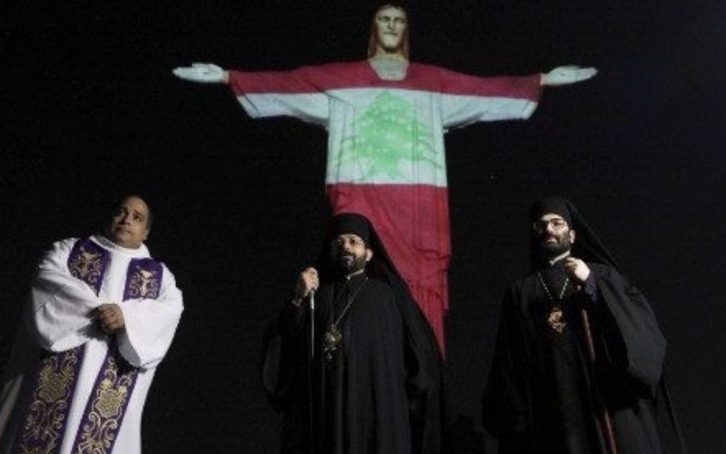 Bandeira do Líbano é projetada no Cristo Redentor em homenagem às vítimas da explosão