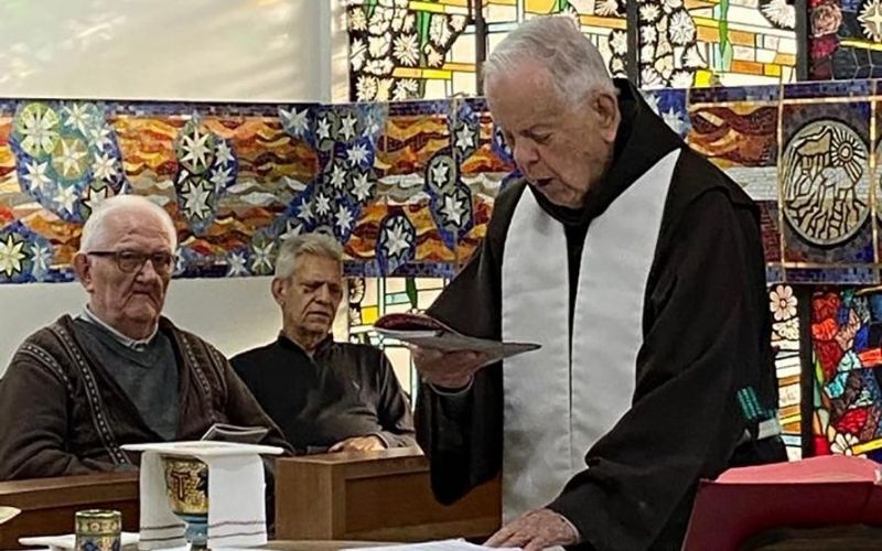 Frei franciscano completa 101 anos em plena pandemia e comemora celebrando a Missa