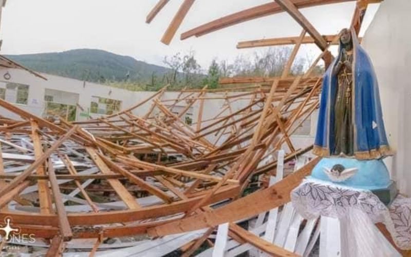 [Vídeo] Tornado arrasa paróquia mas santos ficam intactos