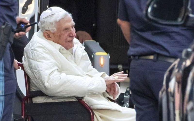 Secretário de Bento XVI diz que papa está melhorando: "Não desejo [a dor] nem para o meu pior inimigo"