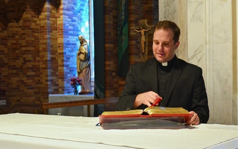 Este padre descobriu que sua ordenação era inválida, pois não era sequer batizado!
