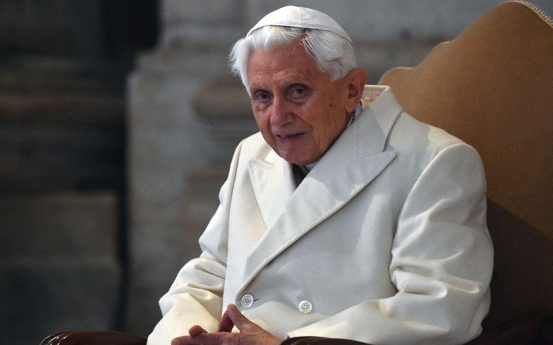 Vaticano afirma que doença de Bento XVI é "dolorosa, mas não grave"
