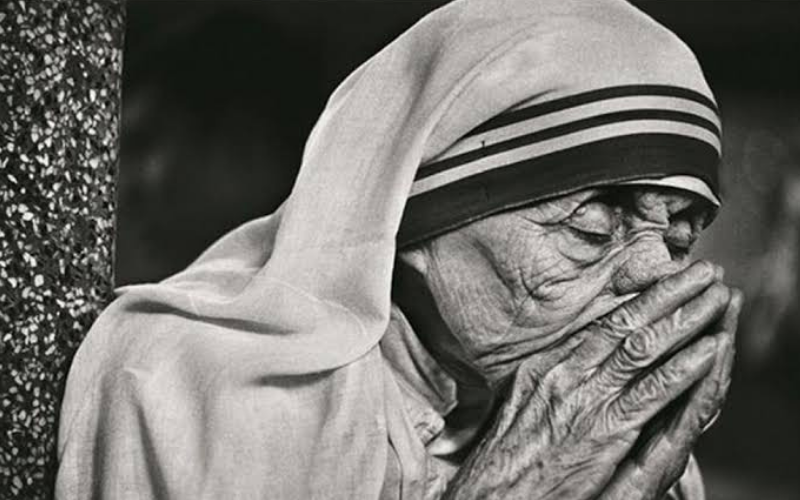 Conheça a “Novena da Emergência” que Madre Teresa rezava em momentos de grande dificuldade