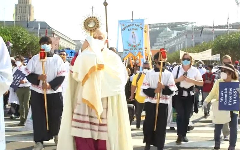 Arcebispo faz procissão eucarística pedindo a volta das missas: "Lutamos pela glória de Deus"