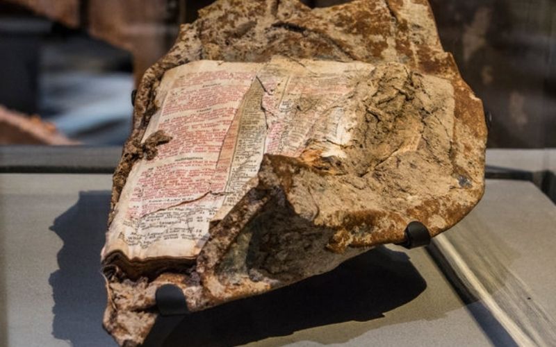 A Bíblia que foi encontrada nos escombros das Torres Gêmeas em NY e a mensagem que ela traz