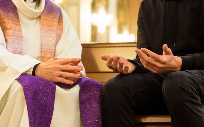Na Austrália, padres podem ser presos por manterem o sigilo da confissão!