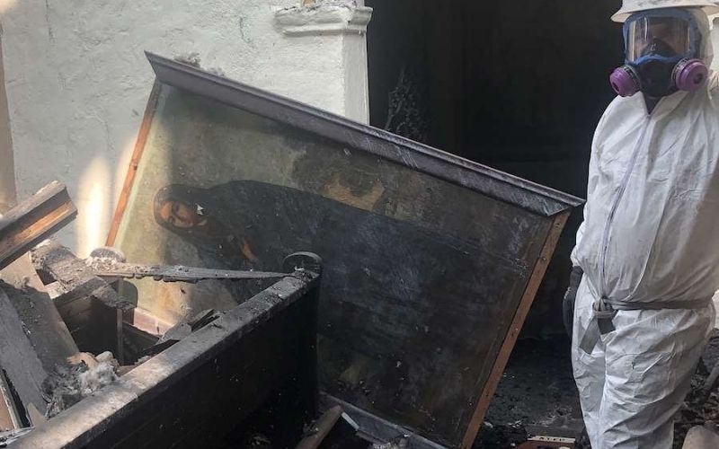 Imagem de Nossa Senhora das Dores permanece intacta após incêndio em igreja na Califórnia