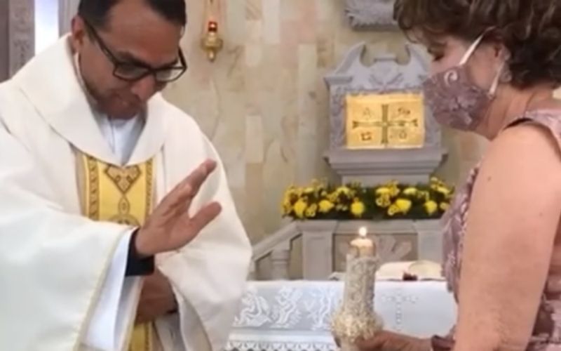 [Viral] Menina surpreende sacerdote com atitude inesperada em pleno batismo