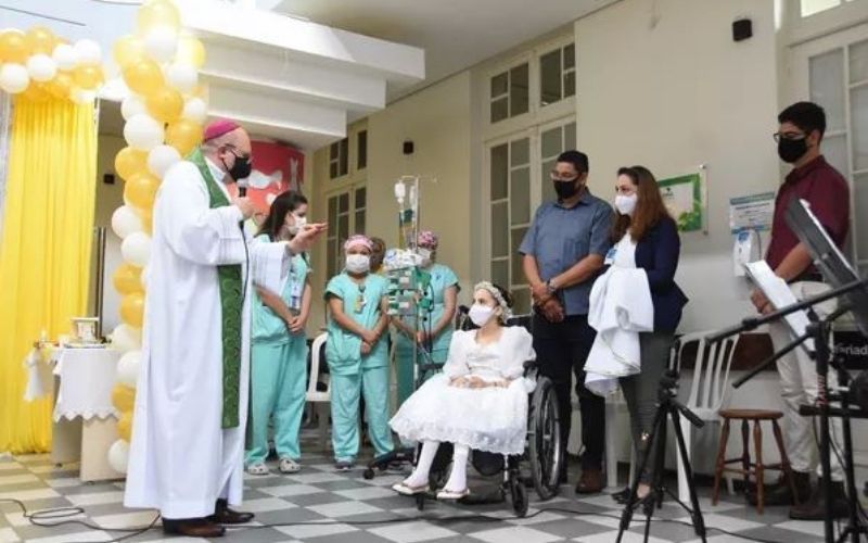Esperando transplante de coração, menina de 10 anos ganha cerimônia de Primeira Eucaristia