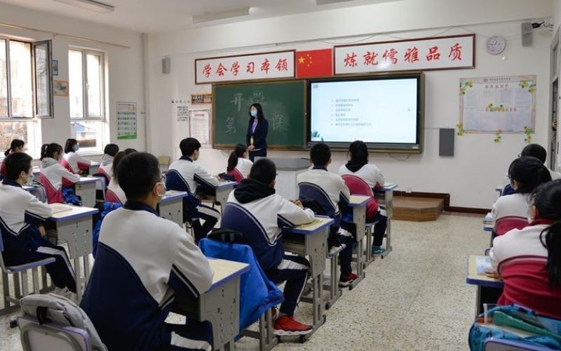 Na China, aluno é castigado a passar a aula em pé por acreditar em Deus