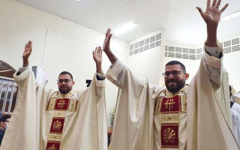 Gêmeos idênticos são ordenados sacerdotes no mesmo dia!