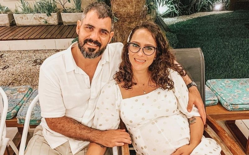 Ator Juliano Cazarré celebra nascimento da filha com oração à Sagrada Família