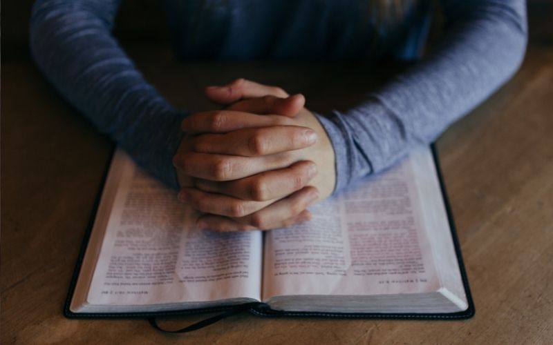 4 coisas que te impedem de ler a Bíblia diariamente e como vencê-las