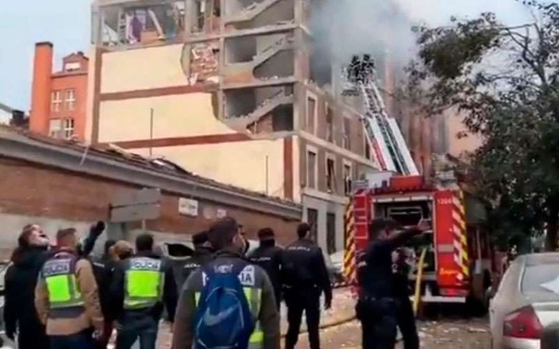 Edifício paroquial é atingido por grande incêndio em Madri
