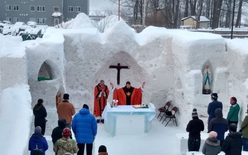 Jovens católicos constroem capela de gelo para celebrar missa na universidade!