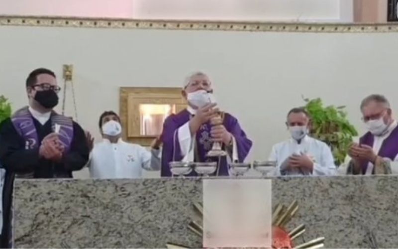 Padre é afastado após convidar pastor para "concelebrar" Missa de Cinzas