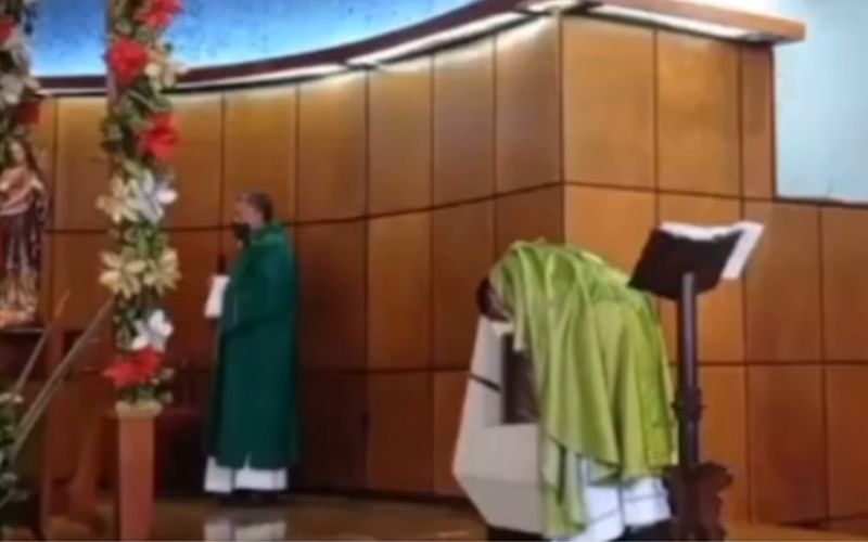 [Vídeo] Sacerdote cai em prantos durante missa por um desrespeito à Eucaristia