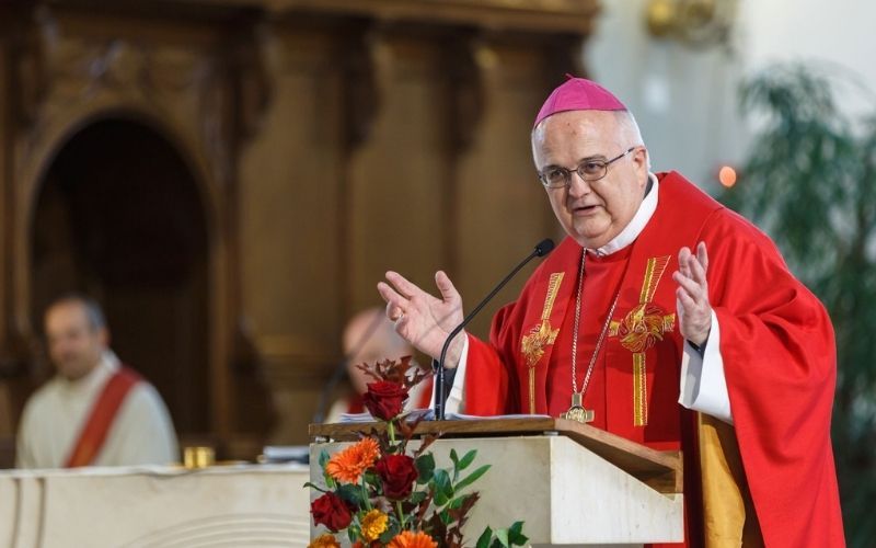 Papa aceita renúncia de bispo que queria discutir ordenação sacerdotal para mulheres