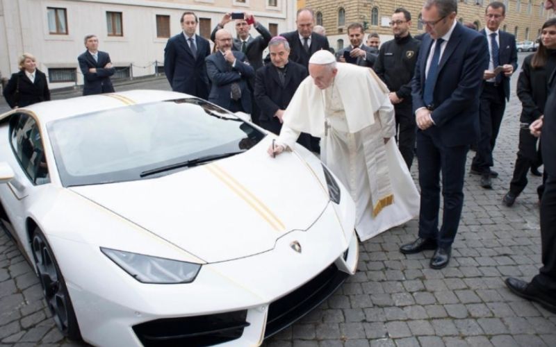 Lamborghini do Papa Francisco ajudou a reconstruir uma creche no Iraque!